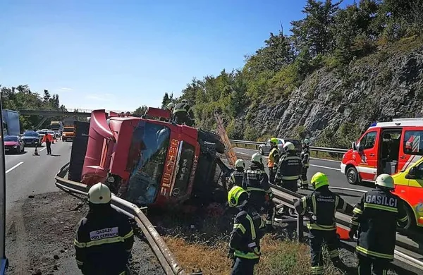 Zaradi prevrnjenega tovornjaka in odstranjevanja posledic nesreče je bil na primorski avtocesti pri Lomu včeraj ohromljen 
promet. 