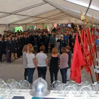 Ne more biti slavja ob obletnici, če ni petja, praporščakov in 
podeljevanja priznanj (v ospredju).    