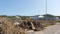 Na območju razširjene poslovno-obrtne cone Veliki Otok je občina 
prodala le eno parcelo, na kateri je že zrasla nova hala, ostale pa 
prerašča plevel oziroma se na njih kopiči gradbeni material.