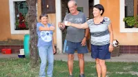 Marija in Lojze Kosovel sta s predsednico sveta KS Črniče Bruno Kastelic (z leve) nazdravila s kozarcem vode.