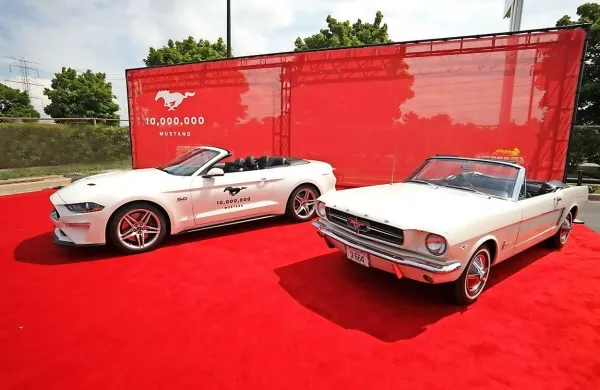 Jubilejni mustang je kabriolet GT modelnega leta 2019 v barvi 
wimbledon white, ki ga poganja osemvaljnik s 460 konjskimi 
močmi.