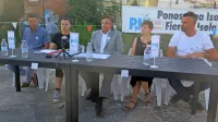Županski kandidat Evgenij Komljanec (v sredini)  je predstavil  
gibanje Ponosni na Izolo.