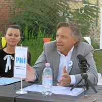 Nov in star obraz, pa &scaron;e stric iz ozadja