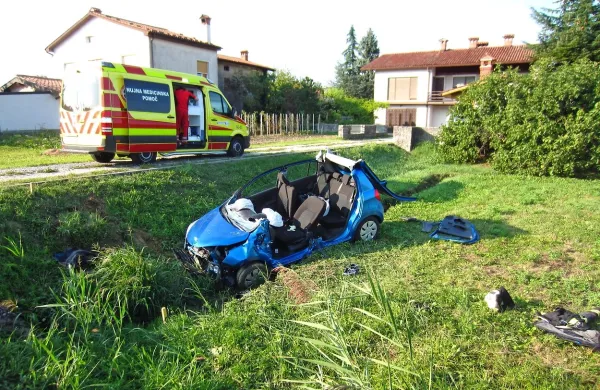  52-letna voznica  naj bi po trku v betonski prepust zapeljala s 
cestišča, da je vozilo obstalo v obcestnem jarku. 