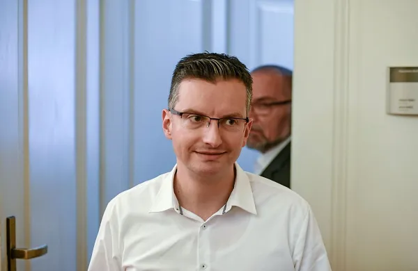 Premier Marjan Šarec  je v državni zbor vložil listo ministrskih 
kandidatov.