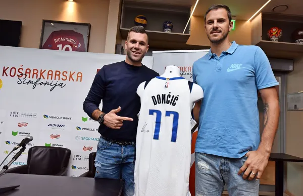 Sani Bečirović in Boštjan Nachbar z dresom Luke Dončiča