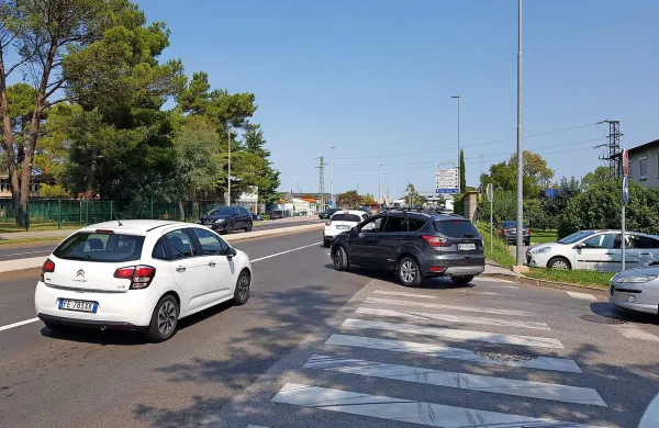 Zaradi  polne črte pri vključevanju v promet ob izhodu  iz Petrolove 
bencinske   črpalke ni več mogoče zaviti v smeri proti Semedeli in 
Markovcu.