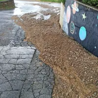 Gramoz se vali po cesti&scaron;ču