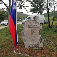 Ne poklon pesmi, pač pa uporu