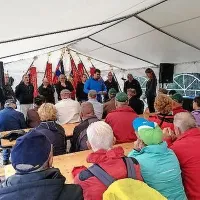 Ne poklon pesmi, pač pa uporu