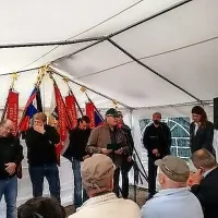 Ne poklon pesmi, pač pa uporu