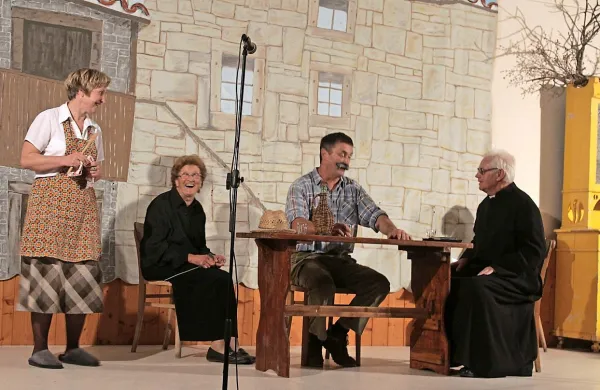 Dramska skupina Planina pri Ajdovščini je uprizorila  skeč Matija Vertovec med nami. 