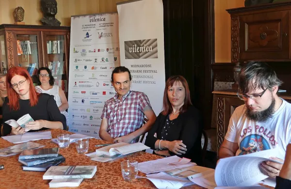 Festival Vilenica so  pred dnevi na Društvu slovenskih pisateljev  predstavili (z desne) podpredsednik  
žirije in urednik pri Cankarjevi založbi Aljoša Harlamov, predsednica žirije Lidija Dimkovska, član 
žirije Andrej Pleterski in  po Svetinovem odstopu začasna predsednica društva Gabriela Babnik. 