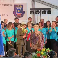 Posebni priznanji sta prejeli Erna Stantič, ki v vlogi gasilca Pepija 
vabi nasmeh na usta, in Ana Godnik, brez katere si je težko 
predstavljati katerokoli prireditev v Komnu.