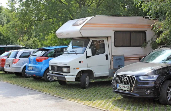 Turisti, ki se v Novo Gorico pripeljejo z avtodomom, za zdaj 
brezplačno parkirajo in tudi prenočijo na katerem od parkirišč. 