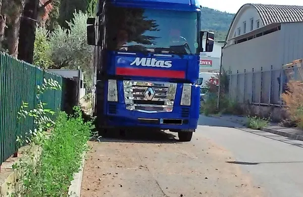 Ne morejo se &ldquo;re&scaron;iti&rdquo; parkiranega tovornjaka