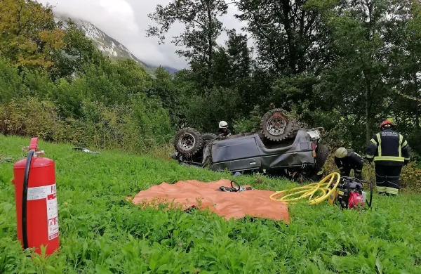 Mladeniča so v prevrnjenem avtomobilu pod cesto proti Razdrtemu našli več ur po nesreči. 