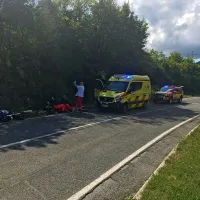 34-letni motorist je v ovinku padel in z glavo zadel v obcestno skalo, kar je bilo zanj, kot kaže, usodno. 