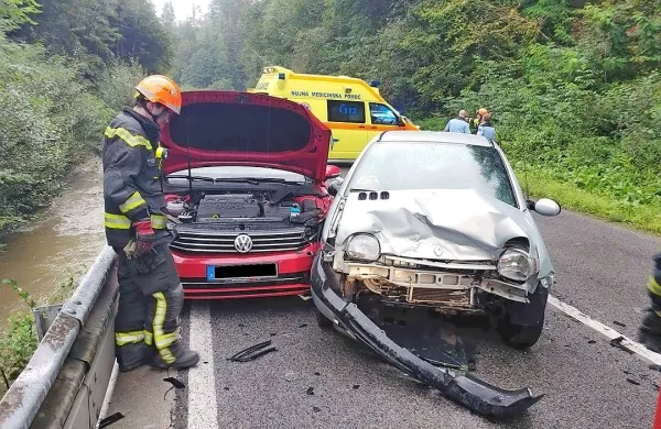 Pri odcepu za Veliko Brdo je mlado domačinko zaneslo na 
nasprotni vozni pas, kjer je trčila v avto nemške registracije. 