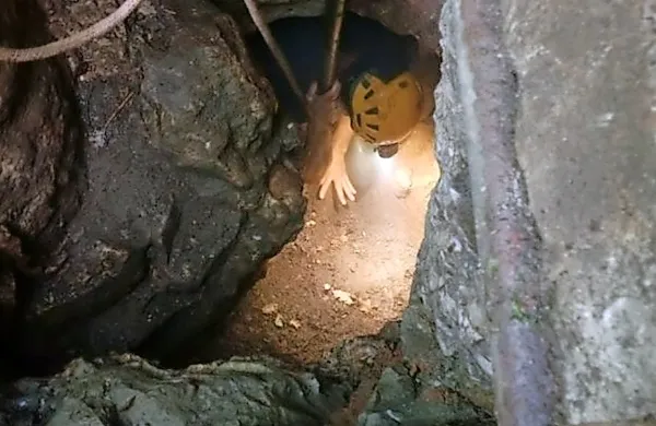 V jamo v Baredu pri Jamljah vodi ozka odprtina.