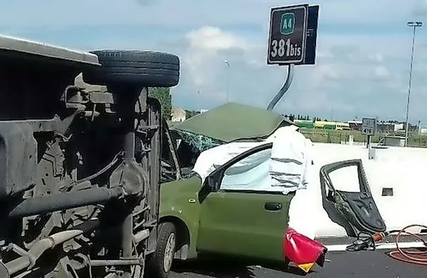 V včerajšnjem trčenju med avtomobilom znamke fiat panda in 
kombijem na avtocesti med Benetkami in Trstom sta umrla 
vojaka, še en udeleženec nesreče pa je huje poškodovan.