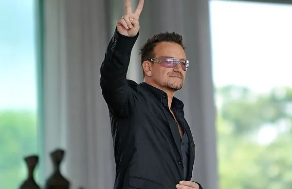 “Bono je bil pred koncertom v odlični formi in imel je odličen glas,  
vendar je po nekaj pesmih utrpel popolno izgubo glasu,” so 
zapisali člani U2.