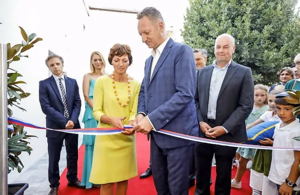Pri slavnostnem prerezu traku se je županu Borisu Popoviču 
pridružila ministrica v odhodu Maja Makovec Brenčič.