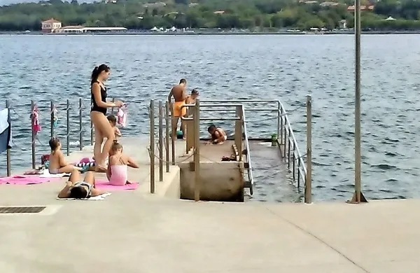 Kopalci na plaži na Debelem rtiču se niti minule dni niso pustili 
pregnati prvim znamenjem jeseni.