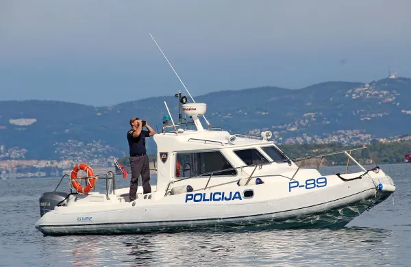 Odsluženi gumenjak je že nekaj časa na suhem na parkirišču pri 
koprski policijski postaji. 