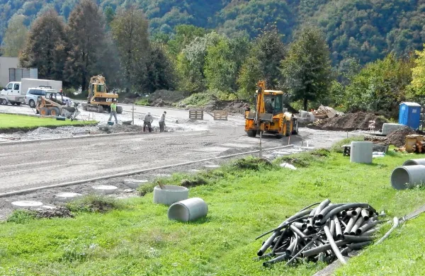 Močni temelji za ograjo in zasuta debla dreves botrujejo  
vprašanjem, ali je tak način dela upravičen.   