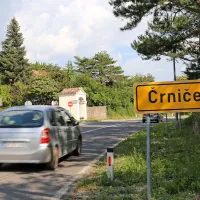 Novogoriški policisti so včeraj dopoldne prejeli obvestilo, da je v 
stanovanjski  hiši  v  Črničah na območju Upravne enote Ajdovščine 
umrla  91-letna  ženska. 