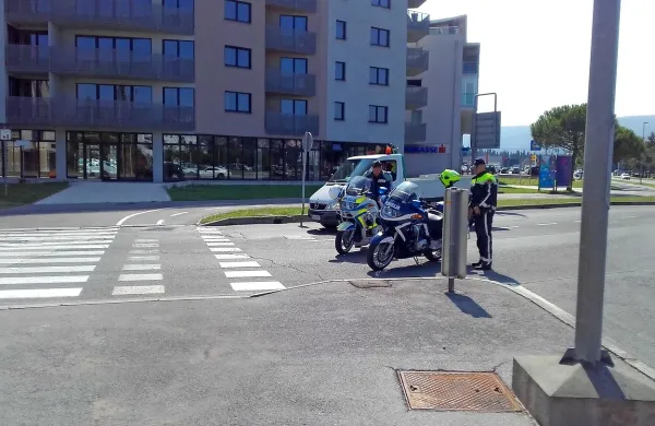 Na krožišču pred koprskim sodiščem je na  prehodu za pešce  
tovorno vozilo Marjetice zbilo kolesarja, ki ni vozil po kolesarski 
stezi.