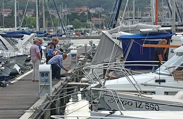 Stari znanec policije je vlamljal v barke, privezane v Izoli.