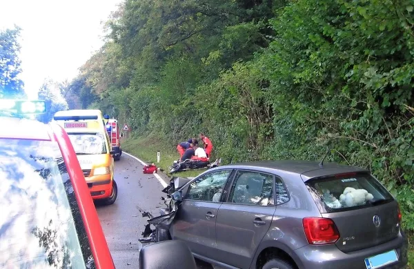 Motorista so gasilci in reševalci oživljali, a  so bile poškodbe zanj 
usodne. 