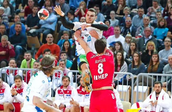 Izolan Borut Mačkovšek (v skoku) je najboljši igralec minule 
sezone.