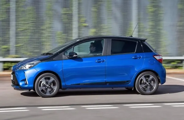 Kljub dvobarvni izvedbi ostaja yaris klasika med manjšimi avtomobili.