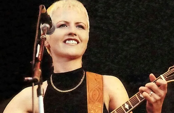 Pevka irske zasedbe The Cranberries Dolores O’Riordan je umrla 
zaradi zastrupitve z alkoholom.