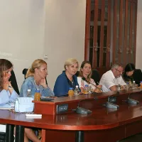 Današnje  seje bistriškega občinskega sveta se ni udeležil nihče od 
predstavnikov države, izjema so le predstavnice urada  za oskrbo 
in integracijo migrantov (direktorica  Mojca Špec Potočar je tretja 
z desne).  