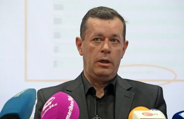 Kriminalisti so po opravljeni hišni preiskavi s seboj odpeljali 
predsednika zunajparlamentarne stranke Zedinjena Slovenija 
Andreja Šiška.