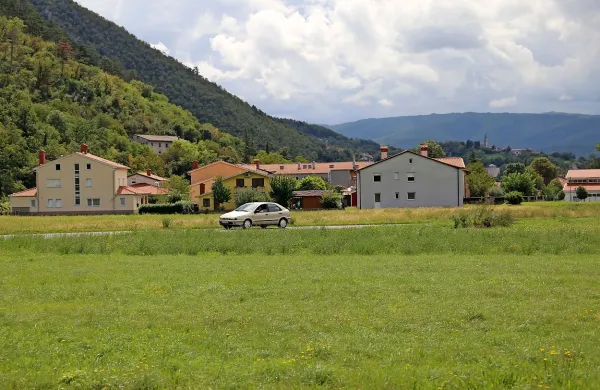 Z gradnjo varovalnega nasipa tik za naseljem Vipava bi po mnenju 
stroke rešili poplavno ogroženost tega dela kraja.