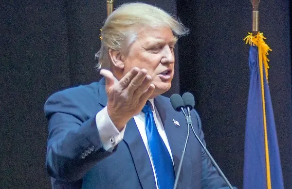  Donald Trump je pisca članka in New York Times obsodil izdaje in 
sprožil akcijo iskanja avtorja.