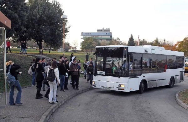 V Izoli so uvedli dodatne tri avtobusne vožnje iz bolnišnice proti 
mestu in dve iz mesta proti bolnišnici. Pri dveh odhodih pa so 
vozni red prilagodili potrebam uporabnikov (fotografija je iz 
arhiva).
