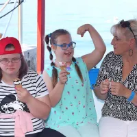 Na ladji in &scaron;e s sladoledom v roki