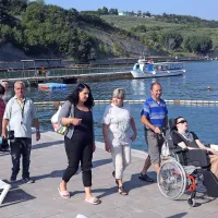 Na ladji in &scaron;e s sladoledom v roki