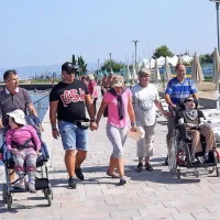 Na ladji in &scaron;e s sladoledom v roki
