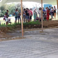 Na ladji in &scaron;e s sladoledom v roki