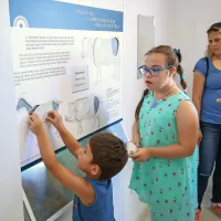 Na ladji in &scaron;e s sladoledom v roki