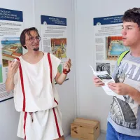 Na ladji in &scaron;e s sladoledom v roki