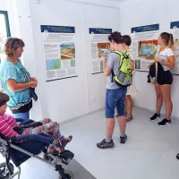 Na ladji in &scaron;e s sladoledom v roki