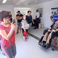 Na ladji in &scaron;e s sladoledom v roki